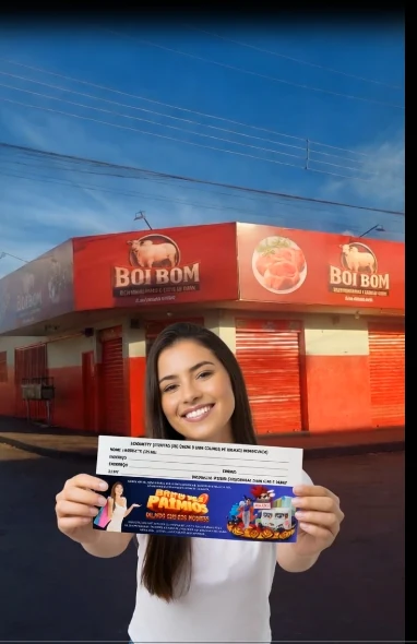 Representante de uma empresa mostrando material do Show de Prêmios